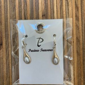 Hang down pearl earrings